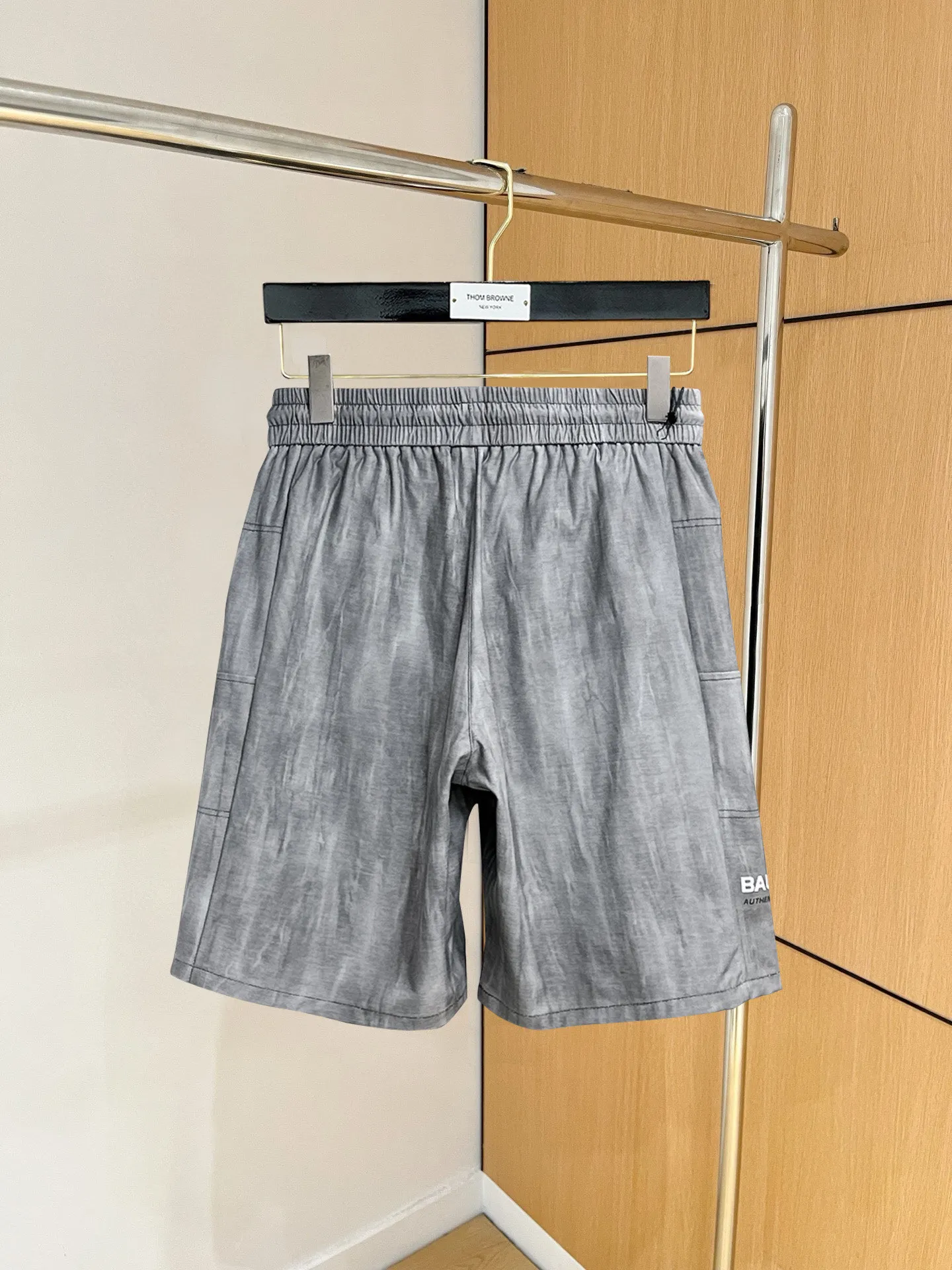 Balenciaga's three-standard complete 2025 summer New Arrival men's casual shorts, advanced custom-made Breathable fabric, Breathable fabric, extremely stretchy and comfortable, impeccable details, top-grade accessories, original logo design concept, delicate and soft feel! The upper body fit is awesome! Size: M-XXXL Please state your height and weight when ordering